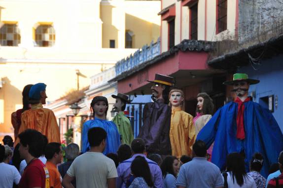 Bonecos gigantes dançam ao som de Marimba no centro de Antigua, na Guatemala, véspera de Ano Novo